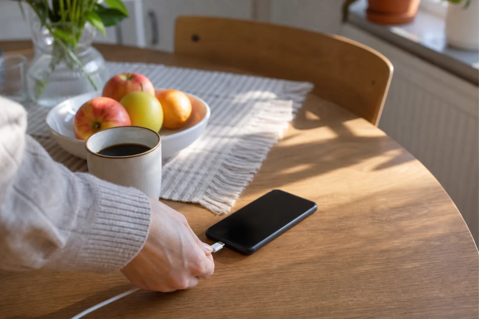Billig Xiaomi-telefon med abonnemang på ett köksbord en svensk vardagsmorgon